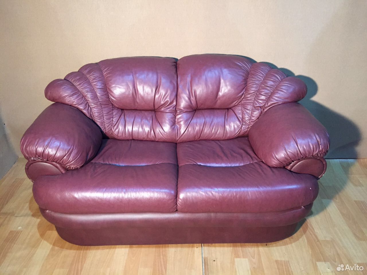 Куплю кожаный диван б у. Финская кожаная мебель. Старый кожаный диван. Старые кожаные диваны даром. Финские кожаные диваны.
