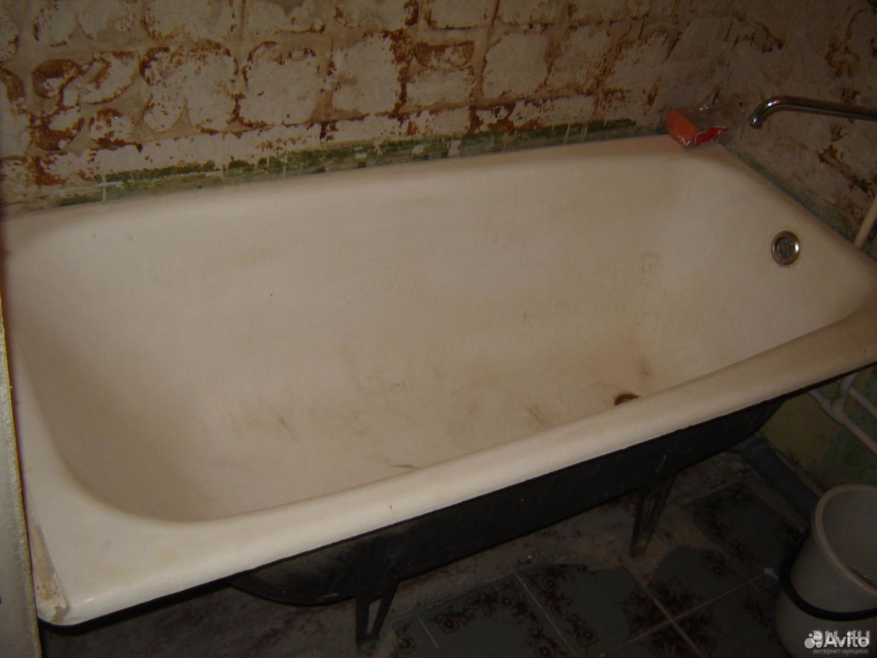 Чугунная ванна бу. Старая чугунная ванна. Ванна чугунная б/у. Ванна БЭУШНАЯ. Демонтаж старой ванны.
