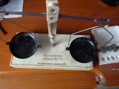 Как собрать массу. Весы учебные ВГУ-1. Весы учебные с гирями. Весы учебные с разновесами. Весы с гирями учебные ВГУ 1 устройство.