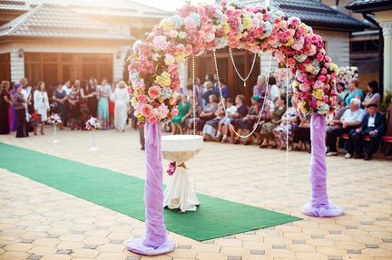 Свадебная арка из цветов с кристалами в аренду