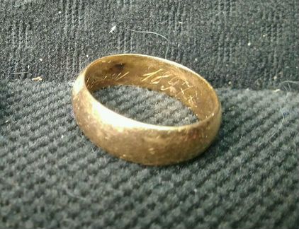 Бронзовое кольцо история жизни обычной семьи 14. Золотое кольцо 333 проба Wempe Германия. Старинные золотые кольца проба. Кольцо 333 пробы. Старинное кольцо с надписью внутри.