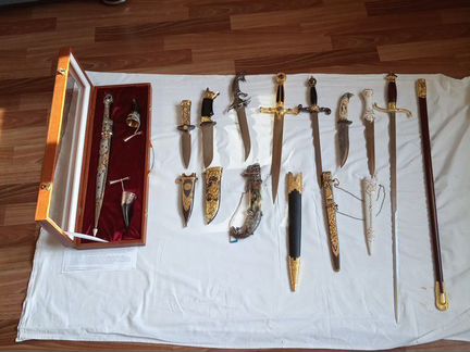 Сувенирная коллекция кинжалов и ножей. Очень краси