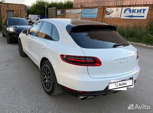 Порше самара. Спойлер на Порше Макан. Porsche Macan карбон. Спойлеры Porsche Macan. Порше Тайкан с спойоером.