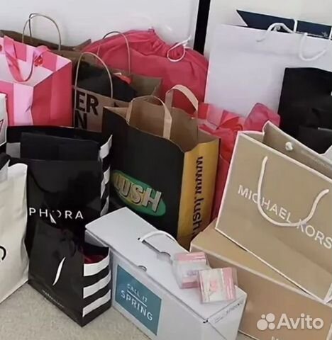 Много разных брендовых пакетов и упаковки