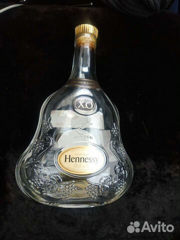 Пустая бутылка коньяка мартель