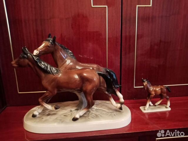 Фарфор.Бегущие кони и жеребенок Германия Hertwig