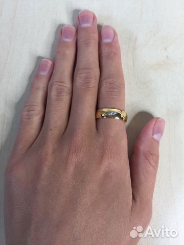 Необычные обручальные кольца с цирконами