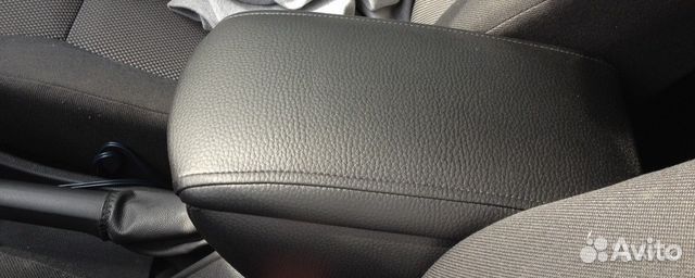 Качественный подлокотник из кожи на LADA Granta
