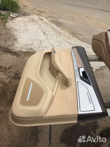 Обшивка задней левой двери Audi A8L Обшивка задней левой двери Audi A8L