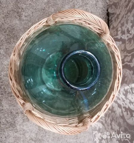 Большая стеклянная бутыль в плетенной корзине Большая стеклянная бутыль в плетенной корзине