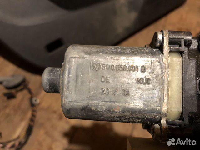 Мотор стеклоподъемника левого переднего 5Q0959801B