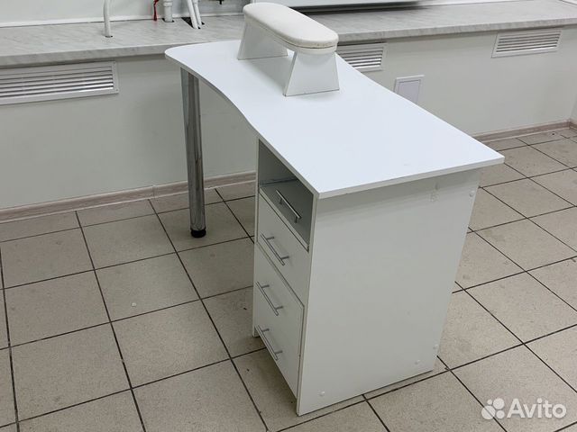 Маникюрный стол Маникюрный стол