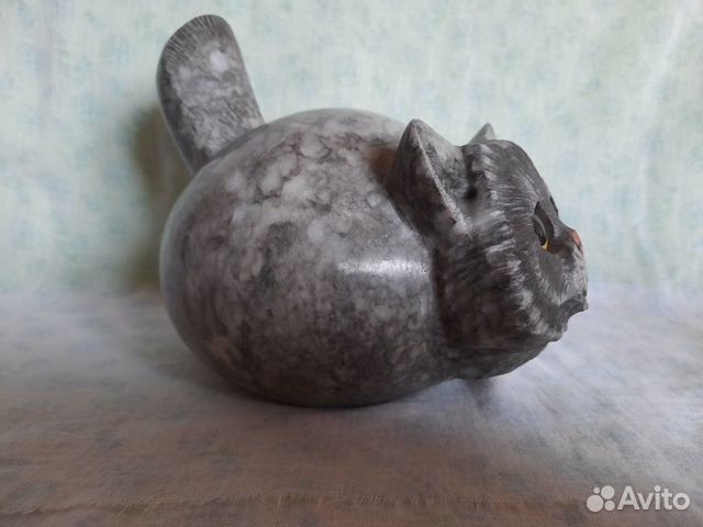 Каменная статуэтка серого котика Каменная статуэтка серого котика
