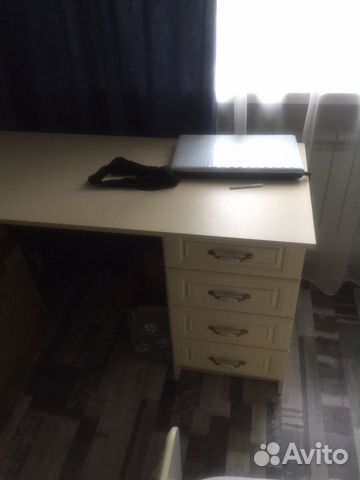 Письменный стол и навесная полка Письменный стол и навесная полка