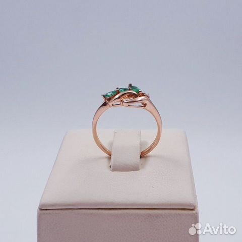Золотое кольцо с изумрудами и бриллиантом Золотое кольцо с изумрудами и бриллиантом