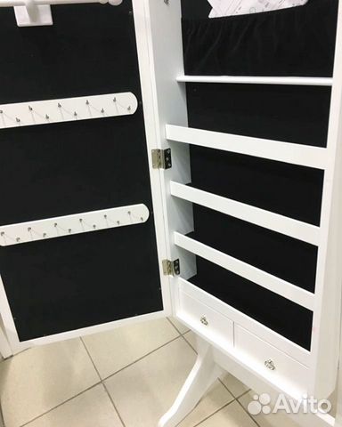 Белый шкафчик с зеркалом для украшений Белый шкафчик с зеркалом для украшений