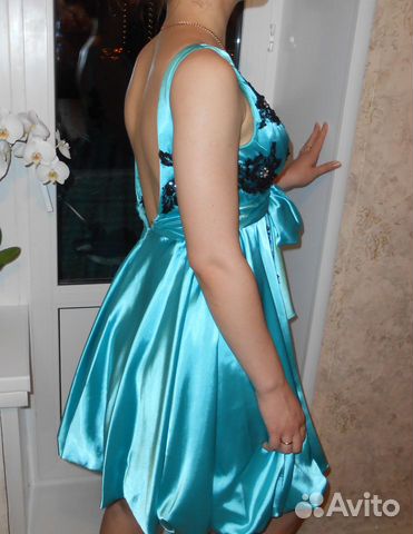 Платье с кружевом и полуоткрытой спиной Платье с кружевом и полуоткрытой спиной