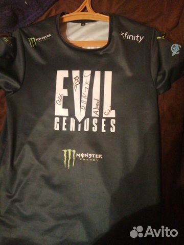 Футболка Evil genius с афтограффами всех игроков Футболка Evil genius с афтограффами всех игроков