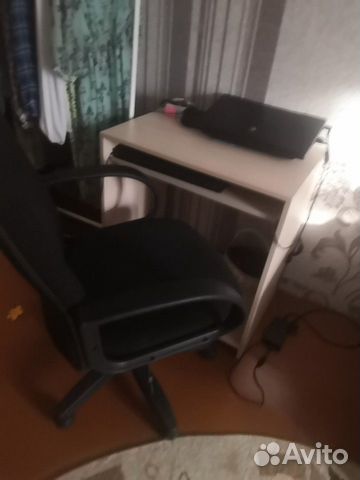 Офисный стул и стол компьютерный