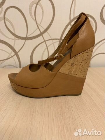 Босоножки на танкетке