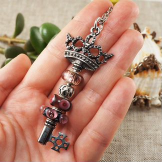 Подвеска Ключ Корона с шармами лэмпворк