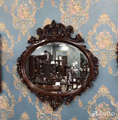 Зеркало настенное в резной деревянной раме