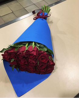 Розы 25 штук в синем крафте 65 см