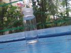 Бутылка стеклянная там вода