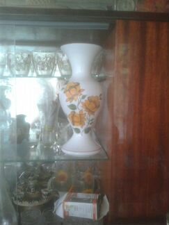 Ваза молочное стекло.Красный май