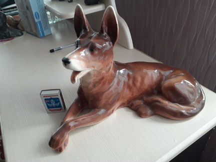 Фарфоровая статуэтка собаки