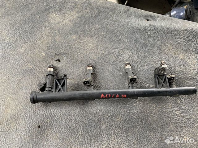 Топливная рампа с форсунками Renault Logan