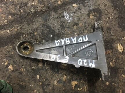 Правая лапа двигателя m20 e30