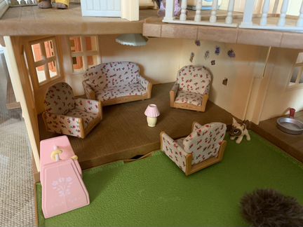 Sylvanian Families большой дом с мебелью и ежами