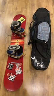 Сноуборд с креплениями ботинками и чехлом