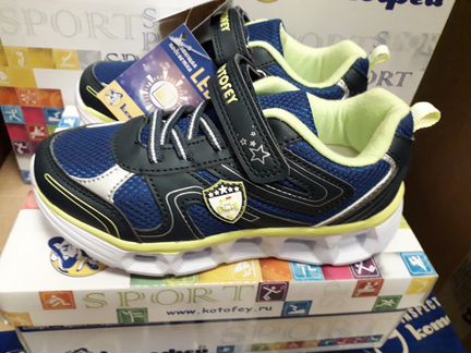 Светящиеся кроссовки Котофей 25