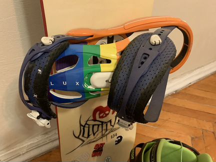 Сноуборд с креплениями и ботинками