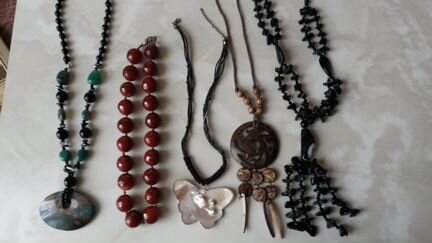 Бусы и подвески из камня, перламутра, ореха