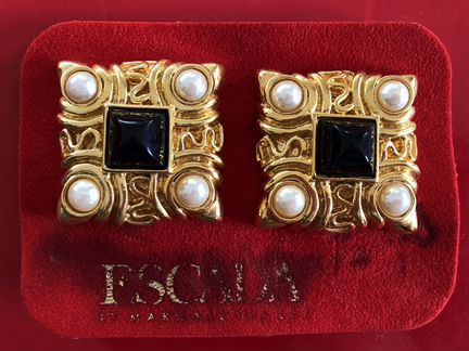 Винтажные клипсы escada