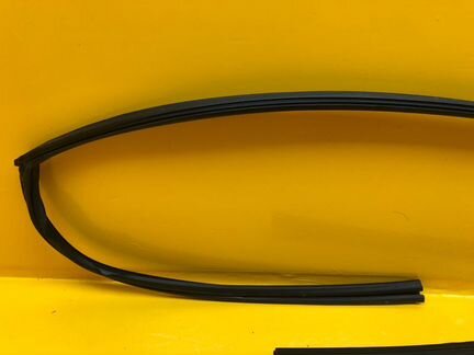 Уплотнитель стекла передний левый Nissan Murano