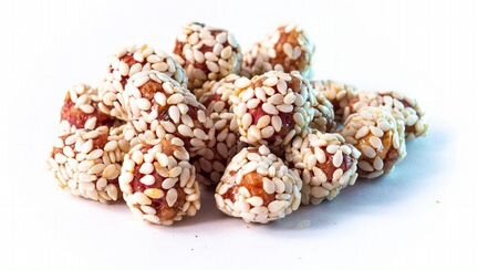 Фундук в кунжуте с медом