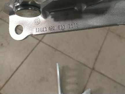 1Z0823301C Петля капота левая octavia