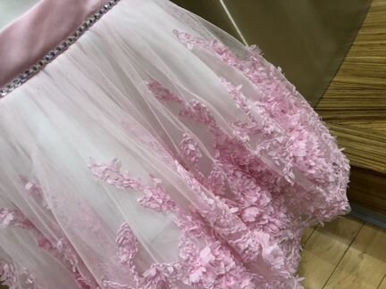 Роскошное нарядное платье на 3-4 года