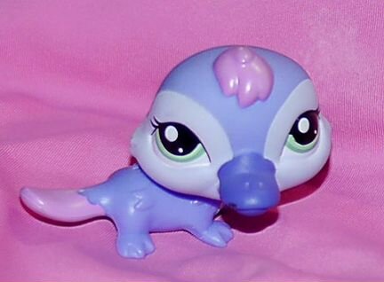 Пет-шоп. утконoc и еще одна фигурка