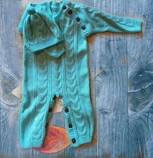 Красивый вязаный комплект.новый