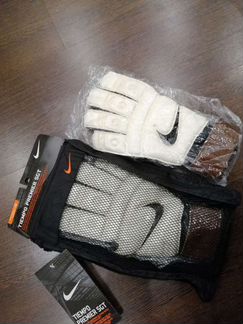 Вратарские перчатки nike tiempo premier sgt