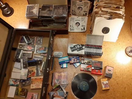 Компакт диски CD аудио кассеты винил плакат