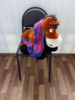 Конь плюшевый, гнедой масти, с шарфом цска