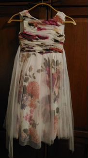 Продам нарядное платье на девочку рост 134