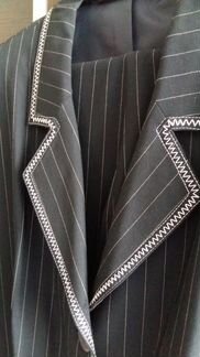 Костюм женский 54 размера и блуза белая