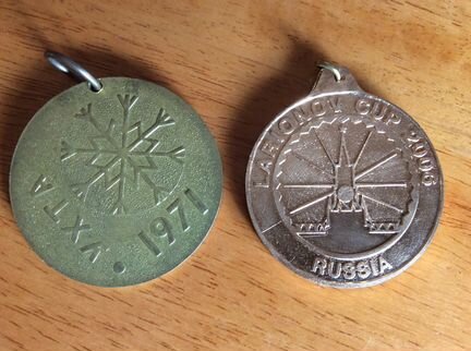 Шайбы,вымпелы,значки,медали